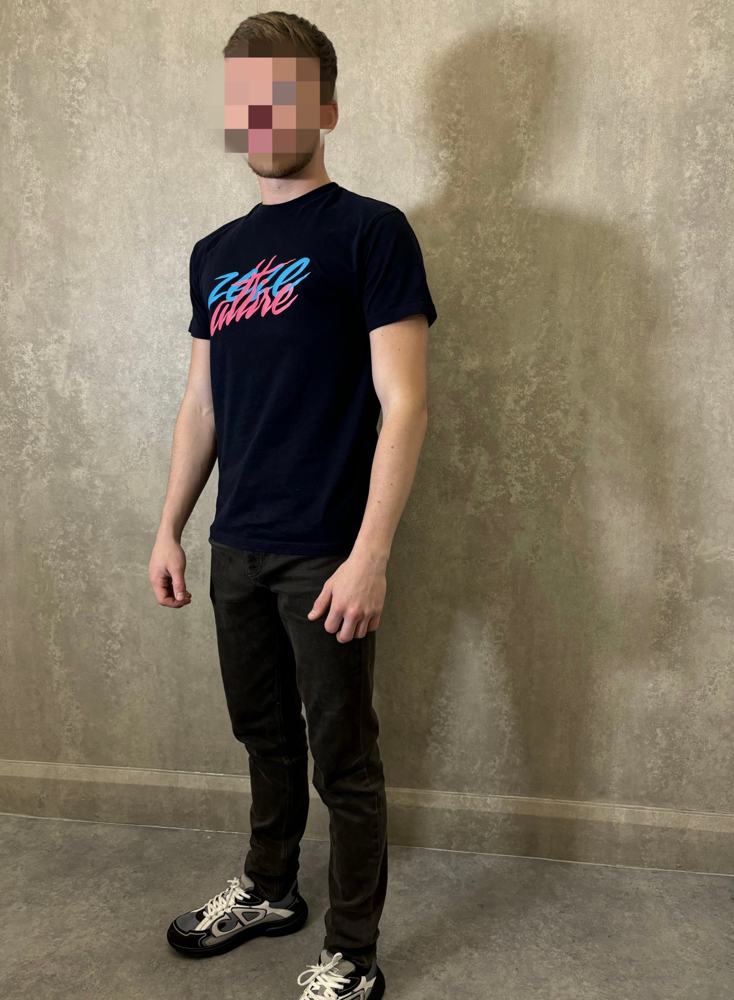 ZEZE ATTIRE ‘SWOOSH’ T (NAVY)