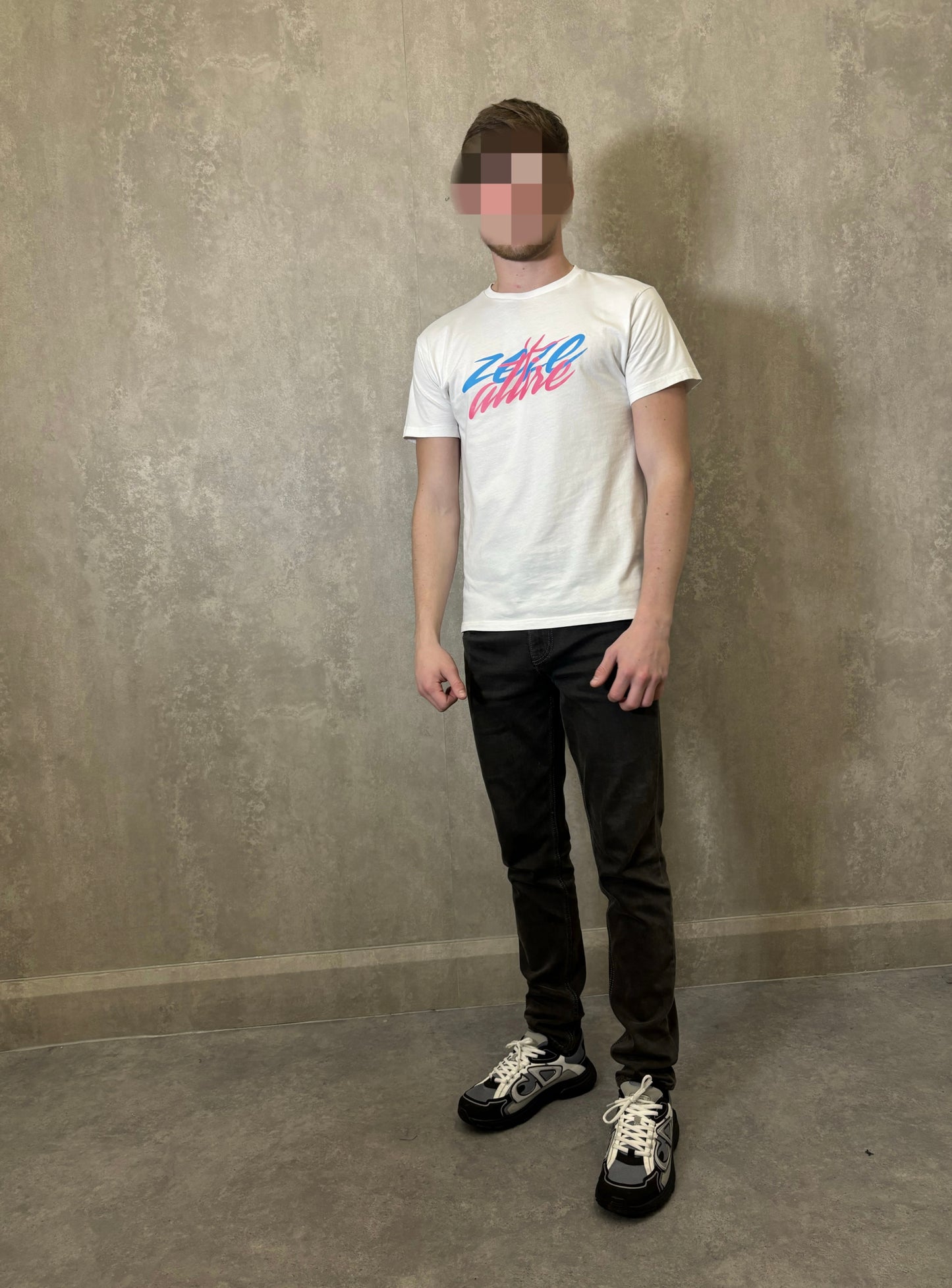 ZEZE ATTIRE ‘SWOOSH’ T (WHITE)