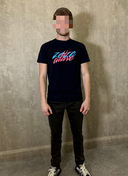 ZEZE ATTIRE ‘SWOOSH’ T (NAVY)