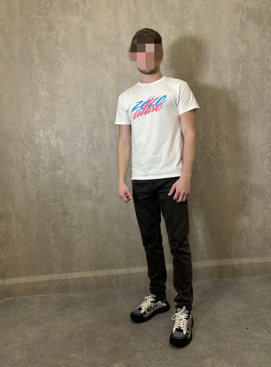 ZEZE ATTIRE ‘SWOOSH’ T (WHITE)